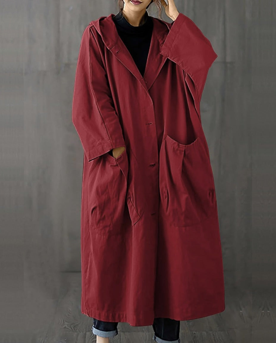 Bordeauxrode oversized lange jas met capuchon, gedragen door vrouw | Boutique Moda
