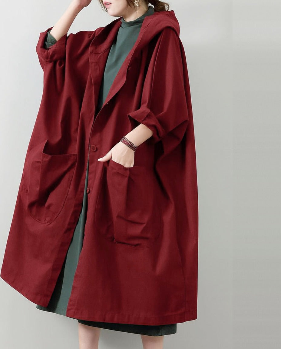 Bordeauxrode oversized jas met capuchon en zakken, gedragen door vrouw | Boutique Moda