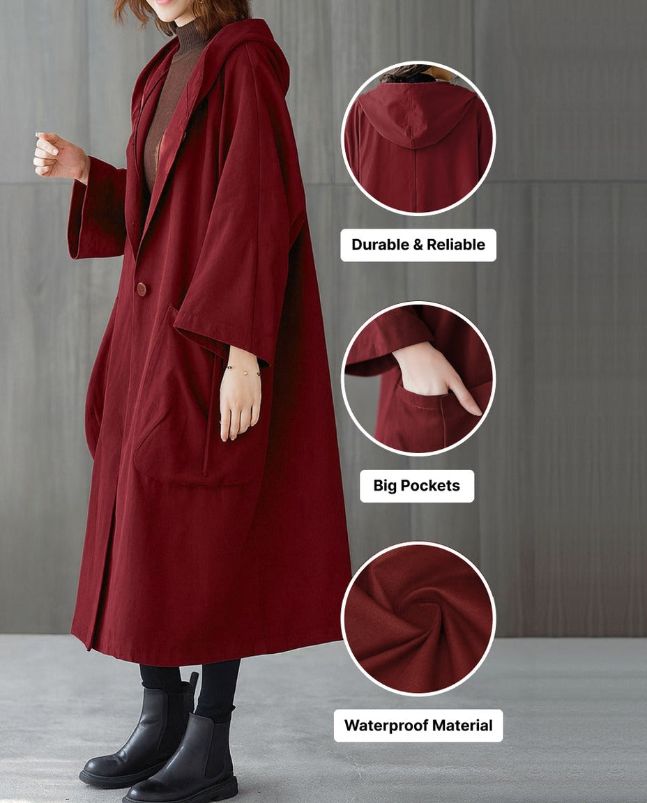 Bordeauxrode lange regenjas met capuchon, gedragen door vrouw, met detailfoto's | Boutique Moda