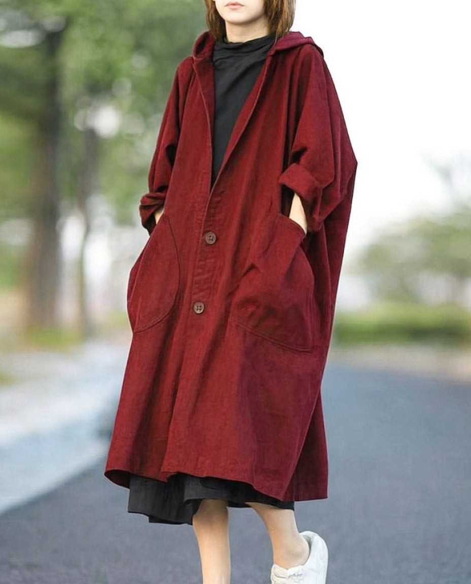 Bordeauxrode oversized jas met capuchon, gedragen door vrouw buiten | Boutique Moda