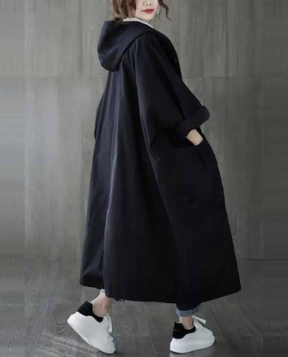 Zwarte lange oversized jas met capuchon, gedragen door een vrouw | Boutique Moda