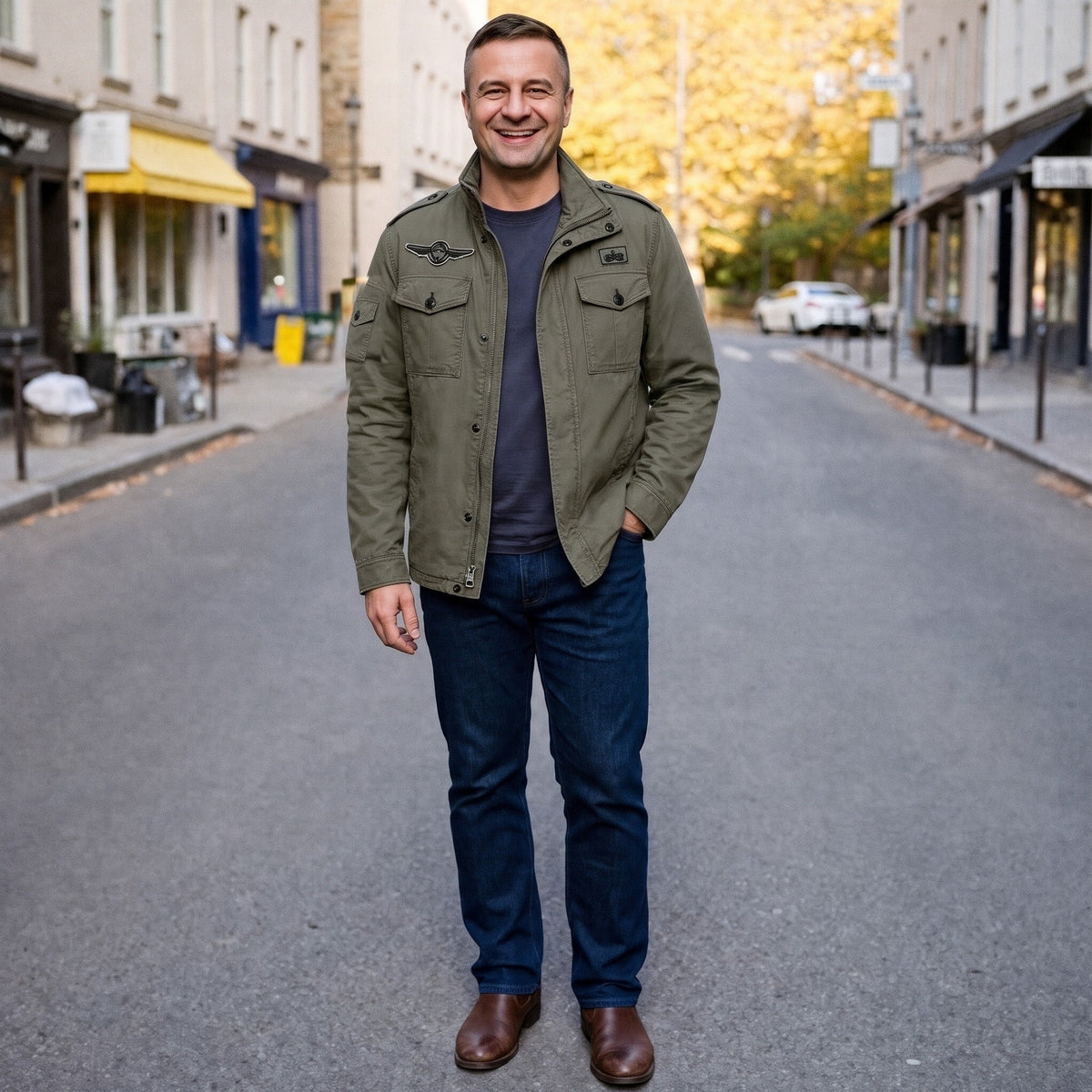 Groene militaire utility jas gedragen door man op straat met spijkerbroek | Boutique Moda