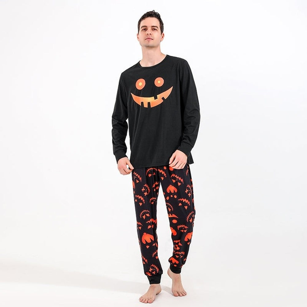 Man in de matching Halloween pyjama