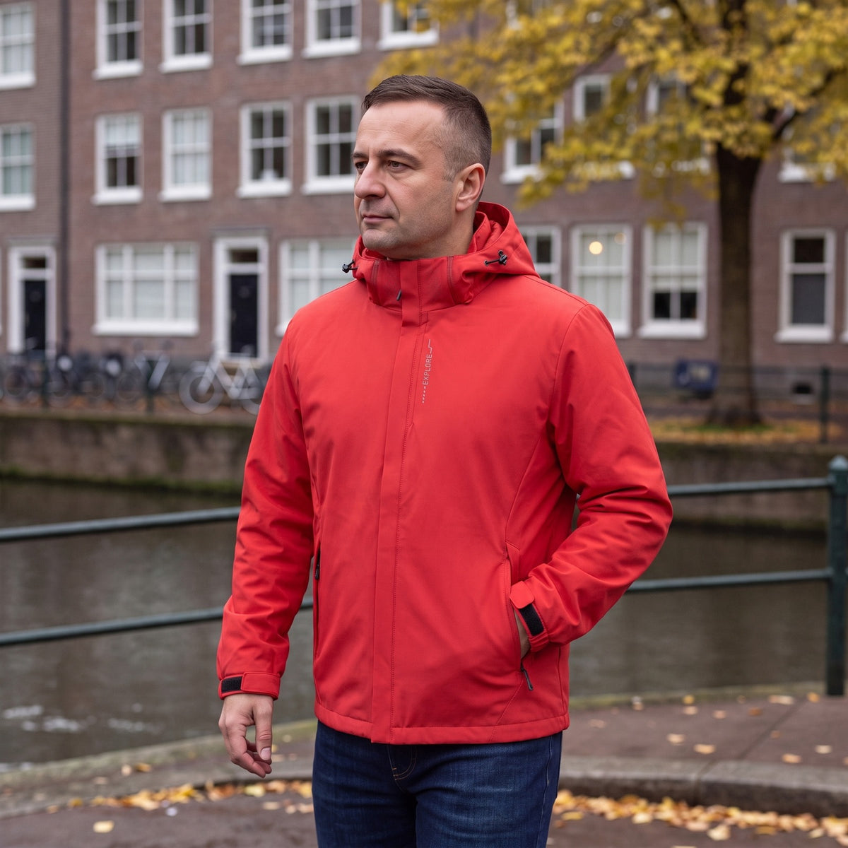 Model draagt de rode waterdichte hardshell jas voor heren