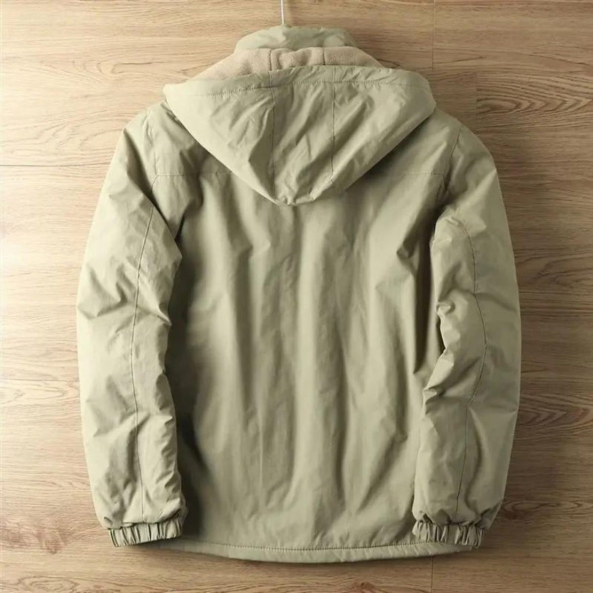 Khaki winterjas met capuchon, achterkant