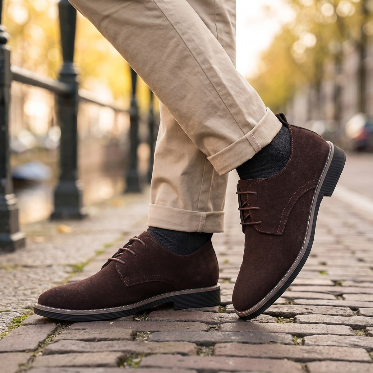 Koffiebruine derby veterschoenen in suèdelook gedragen met zandkleurige chino op kinderkopjes | Boutique Moda