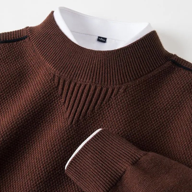 Close-up van de bruine trui in structuurbreisel met geribde ronde hals en contrasterende boord | Boutique Moda