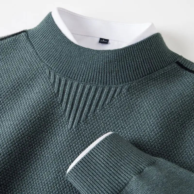 Close-up van de zeegroene trui in structuurbreisel met geribde ronde hals en contrasterende boord | Boutique Moda