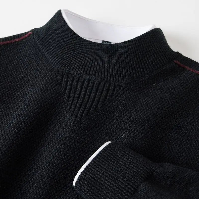 Close-up van de zwarte trui in structuurbreisel met geribde ronde hals en contrasterende boord | Boutique Moda
