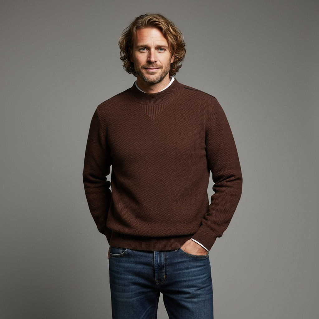 Bruine herentrui met ronde hals, gedragen op een spijkerbroek | Boutique Moda