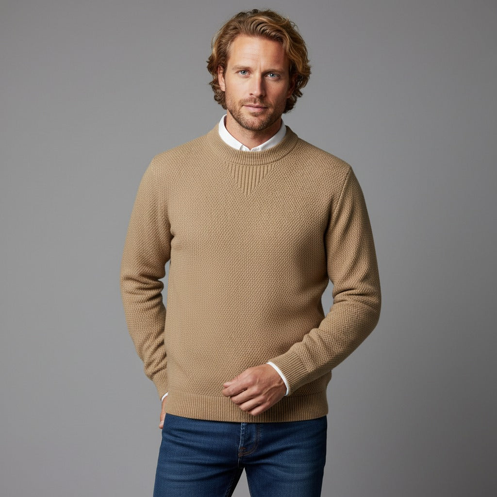 Beige herentrui met ronde hals, gedragen over een wit overhemd | Boutique Moda