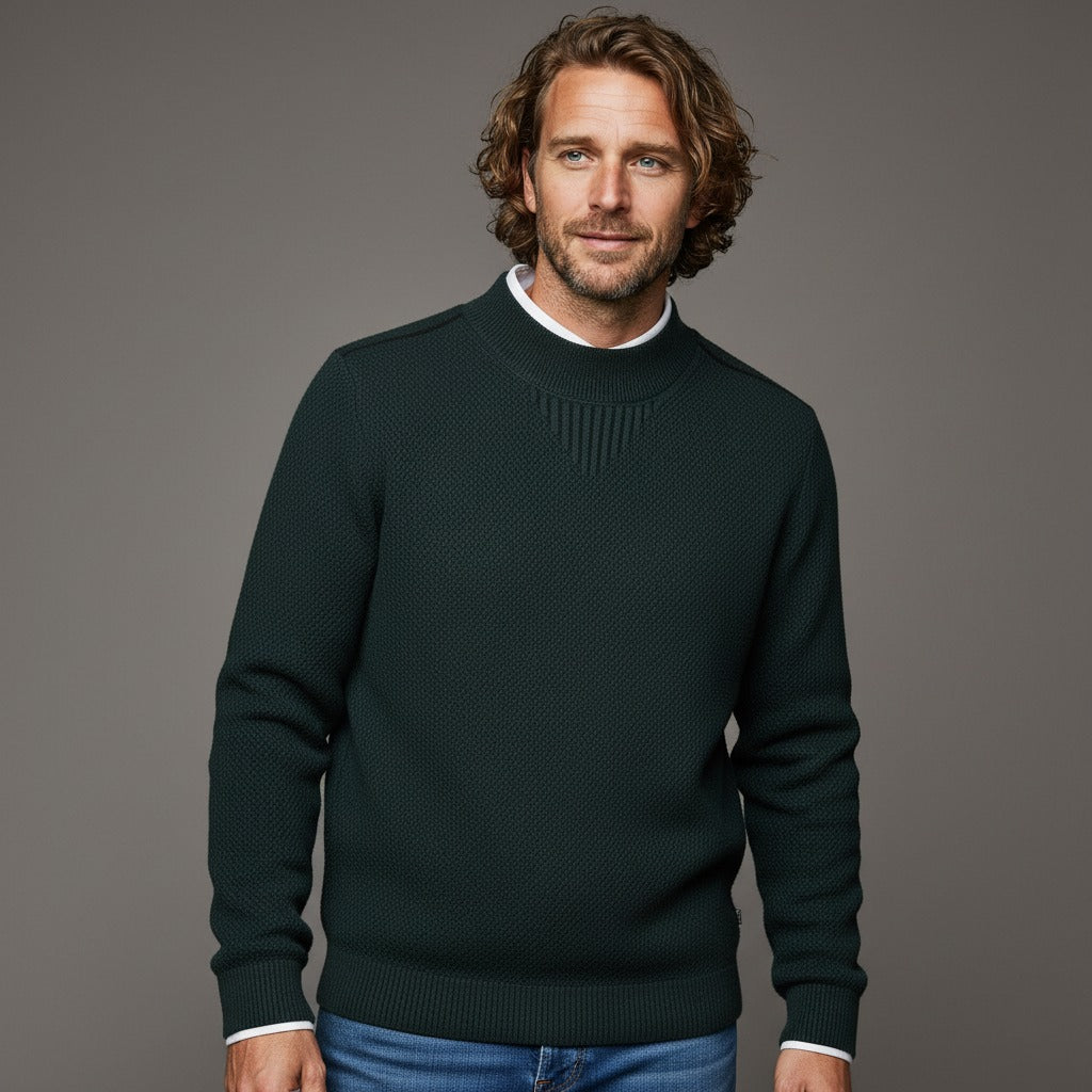 Petrolblauwe herentrui met ronde hals, gedragen over een wit overhemd | Boutique Moda
