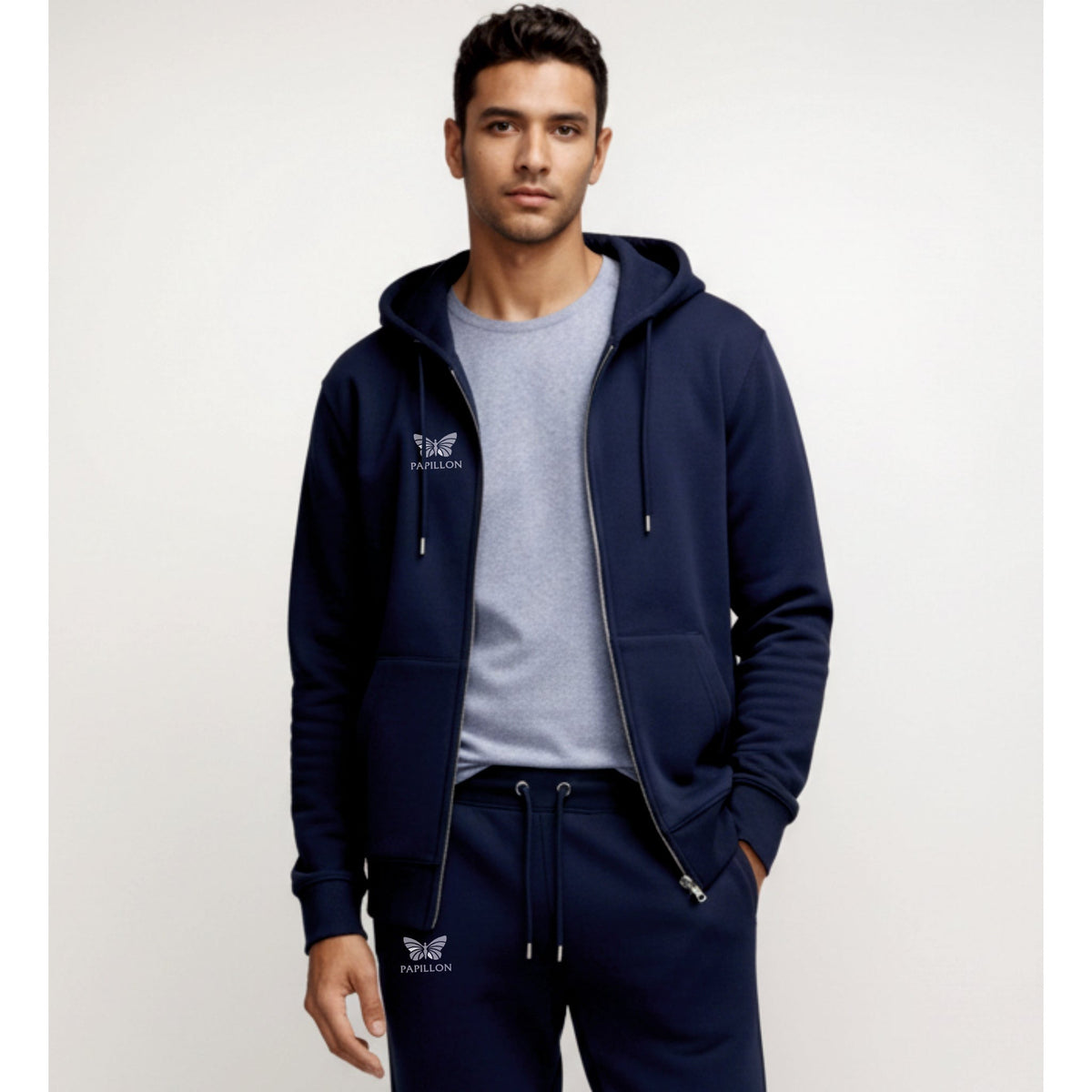 Man in een open donkerblauwe hoodie met rits over een grijs T-shirt, met bijpassende joggingbroek | Boutique Moda