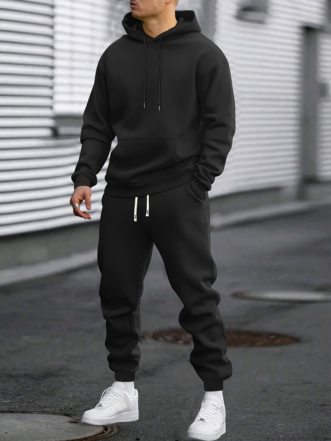 Man in een zwart joggingpak met hoodie en joggingbroek | Boutique Moda