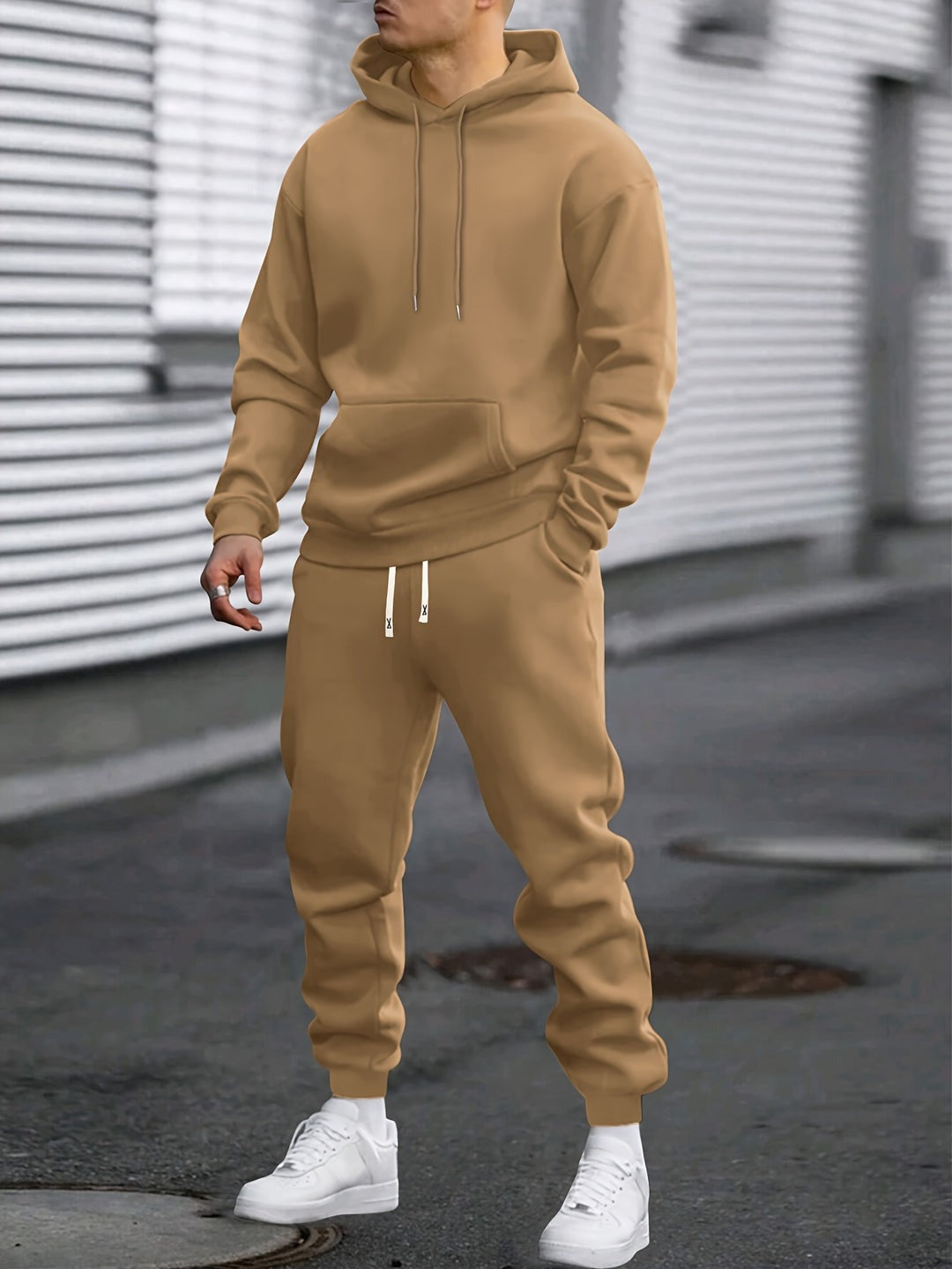 Man in een khaki joggingpak met hoodie en joggingbroek | Boutique Moda