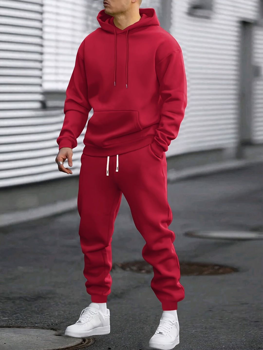 Man in een rood joggingpak met hoodie en joggingbroek | Boutique Moda