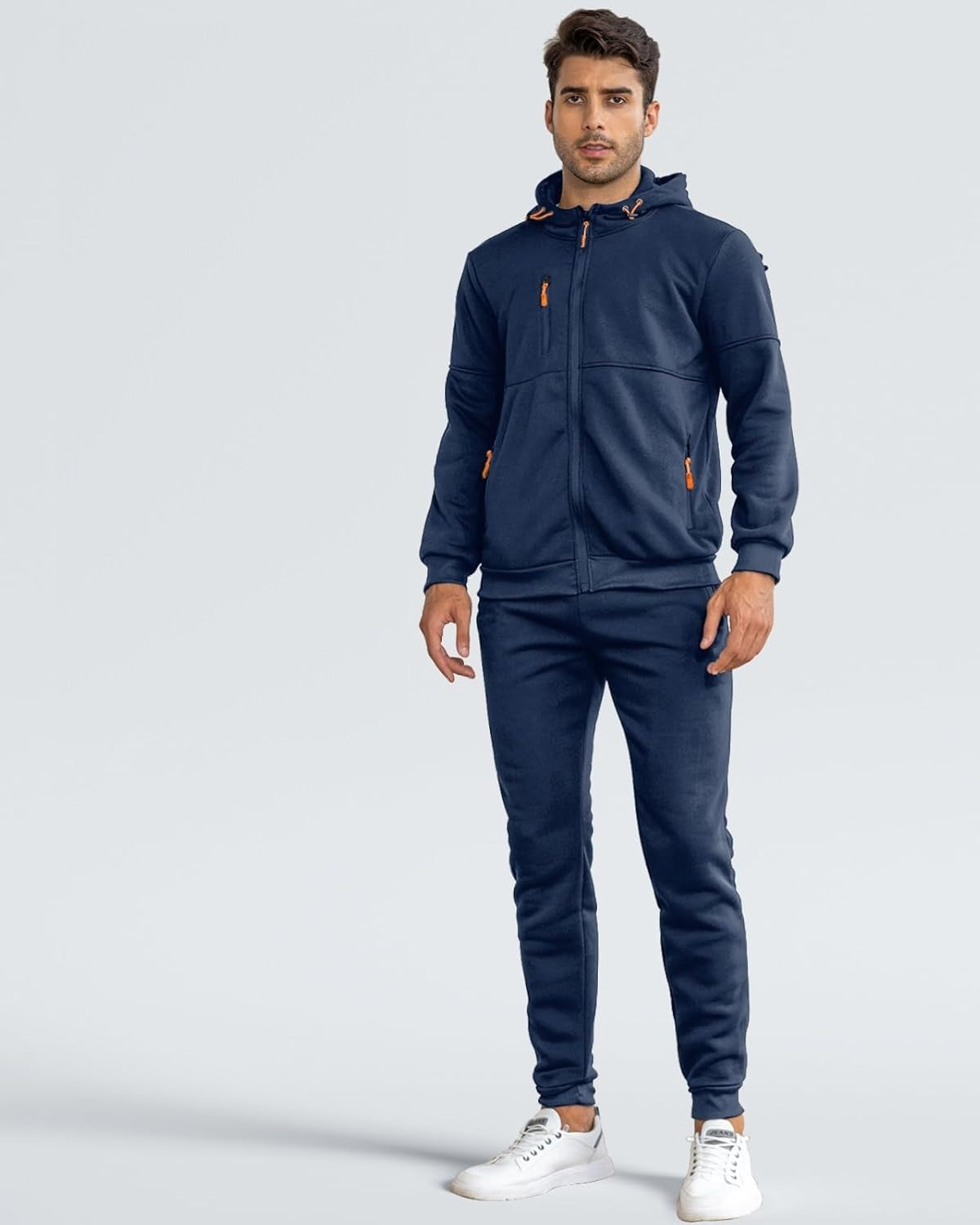 Man in een marineblauwe ritshoodie en joggingbroek, voorkant | Boutique Moda