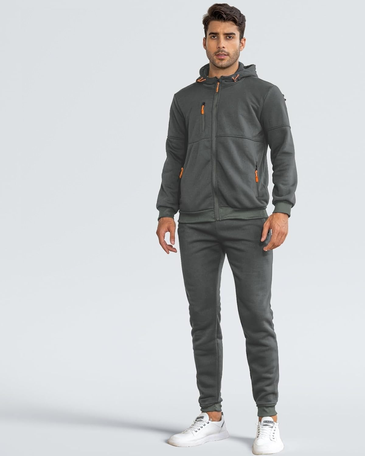 Man in een donkergrijze ritshoodie en joggingbroek, voorkant | Boutique Moda