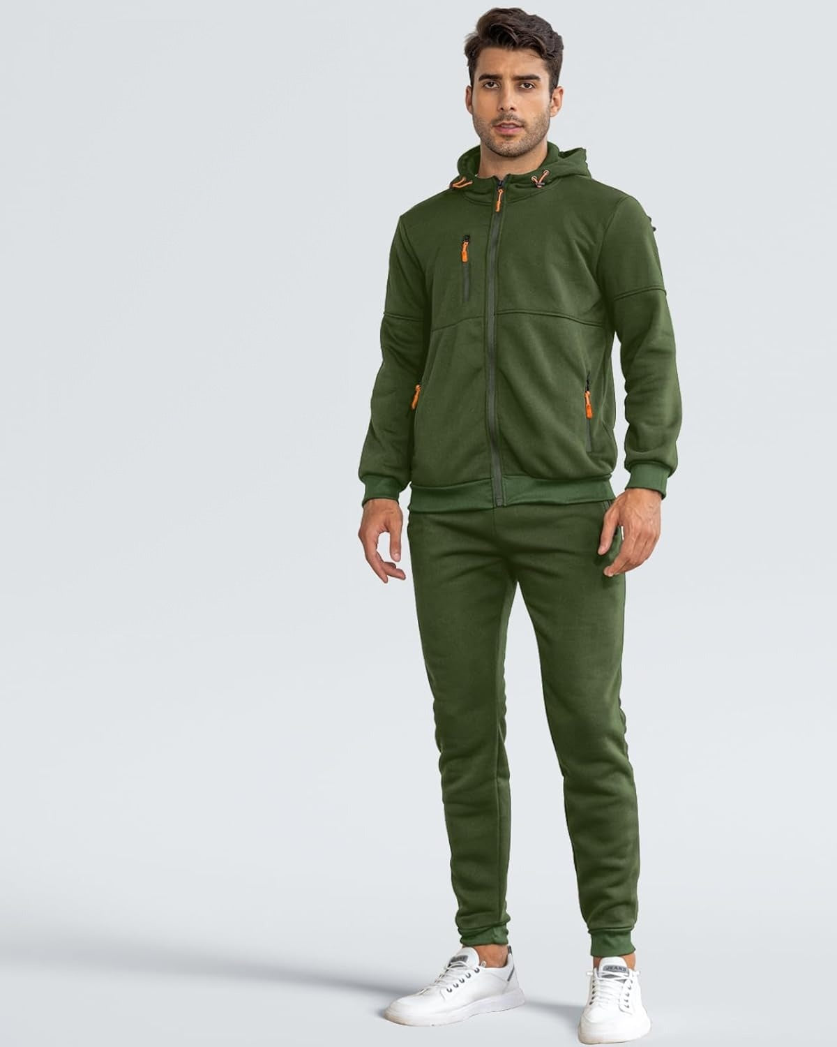 Man in een groene ritshoodie en joggingbroek, voorkant | Boutique Moda