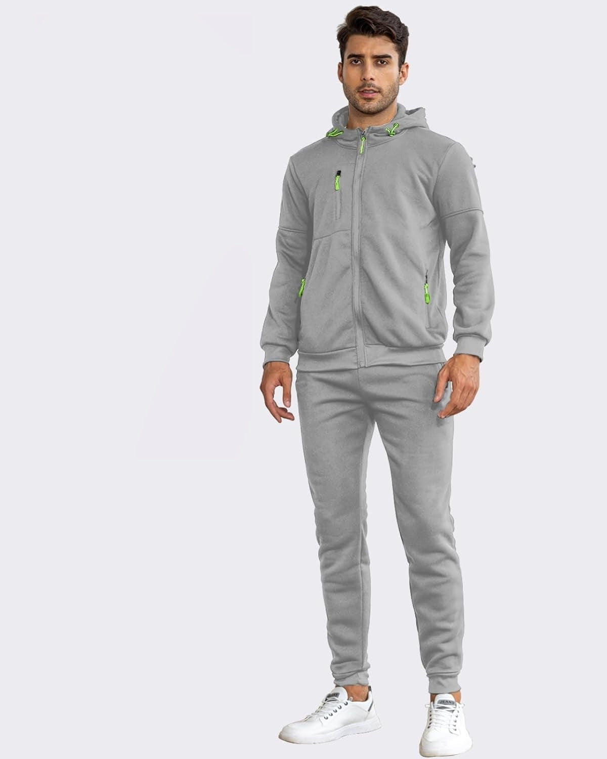 Man in een lichtgrijze ritshoodie en joggingbroek, voorkant | Boutique Moda