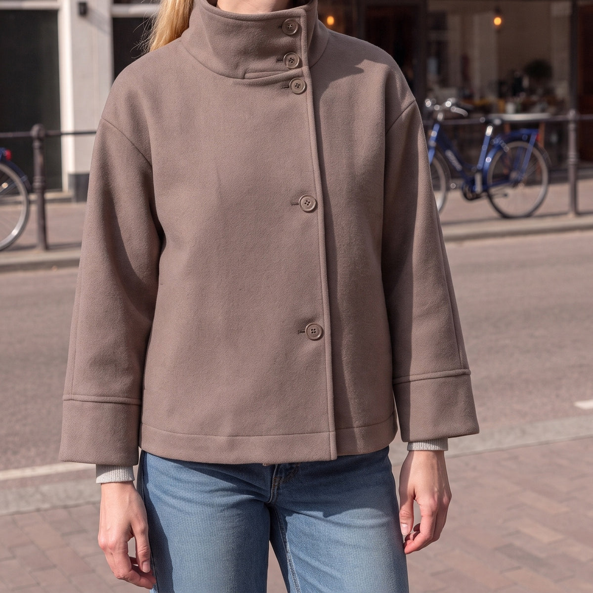 Boxy kort jasje in taupe met opstaande kraag | Boutique Moda
