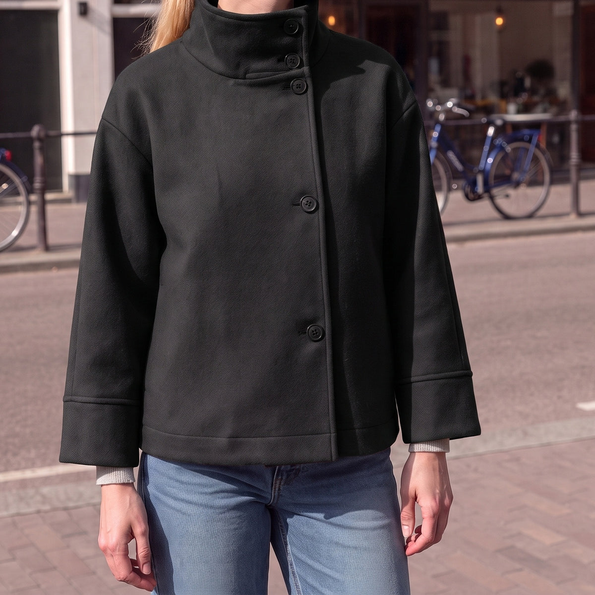 Boxy kort jasje in zwart met opstaande kraag | Boutique Moda