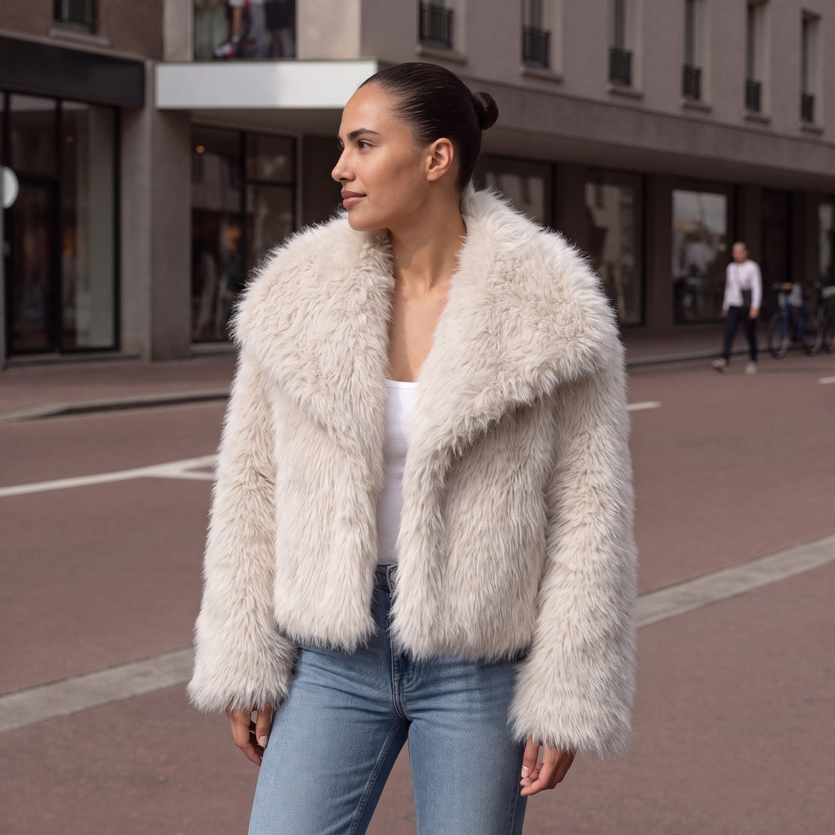 Vrouw in de crèmekleurige nepbontjas in een Nederlandse straat | Boutique Moda