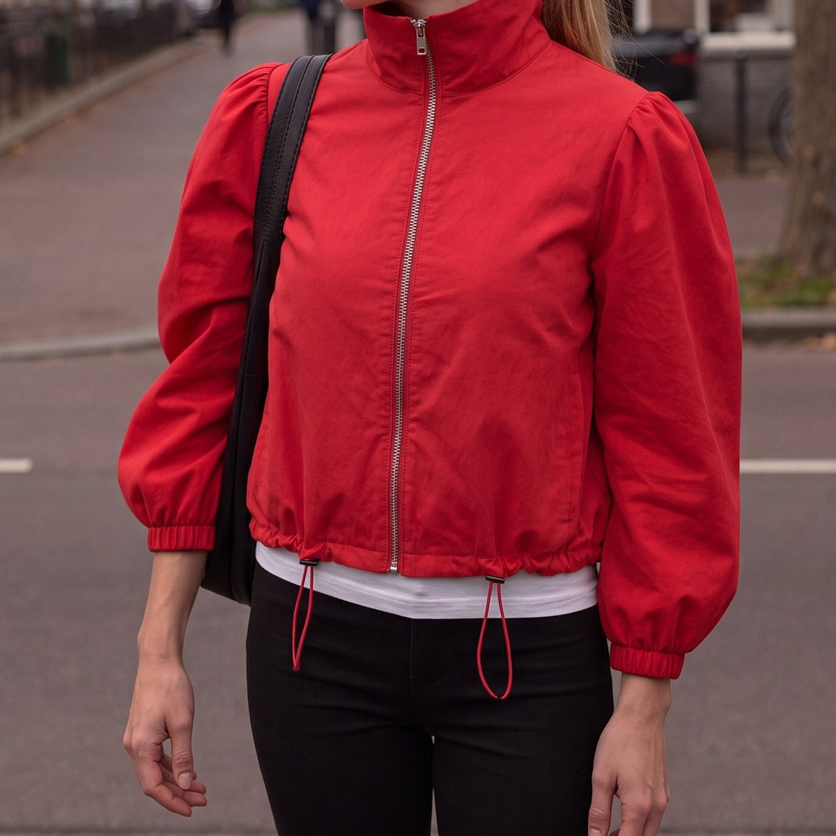 Kort jasje in rood met hoge kraag en pofmouwen | Boutique Moda