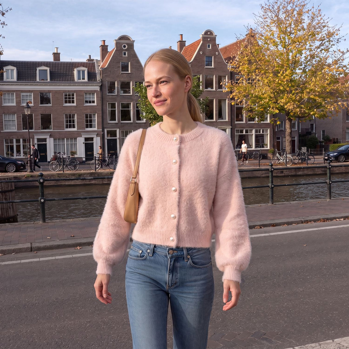Vrouw in het roze pluizige vestje aan een Amsterdamse gracht