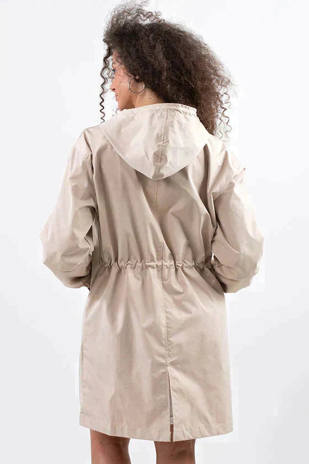 Beige regenjas met taillekoord, achterkant