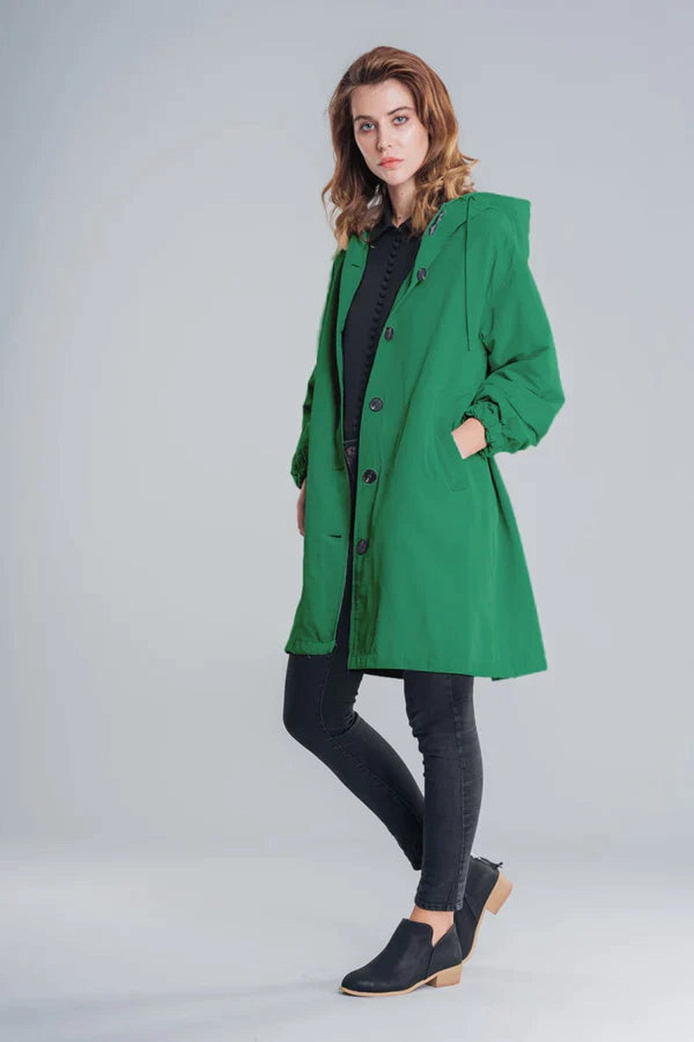 Smaragdgroene regenjas met capuchon