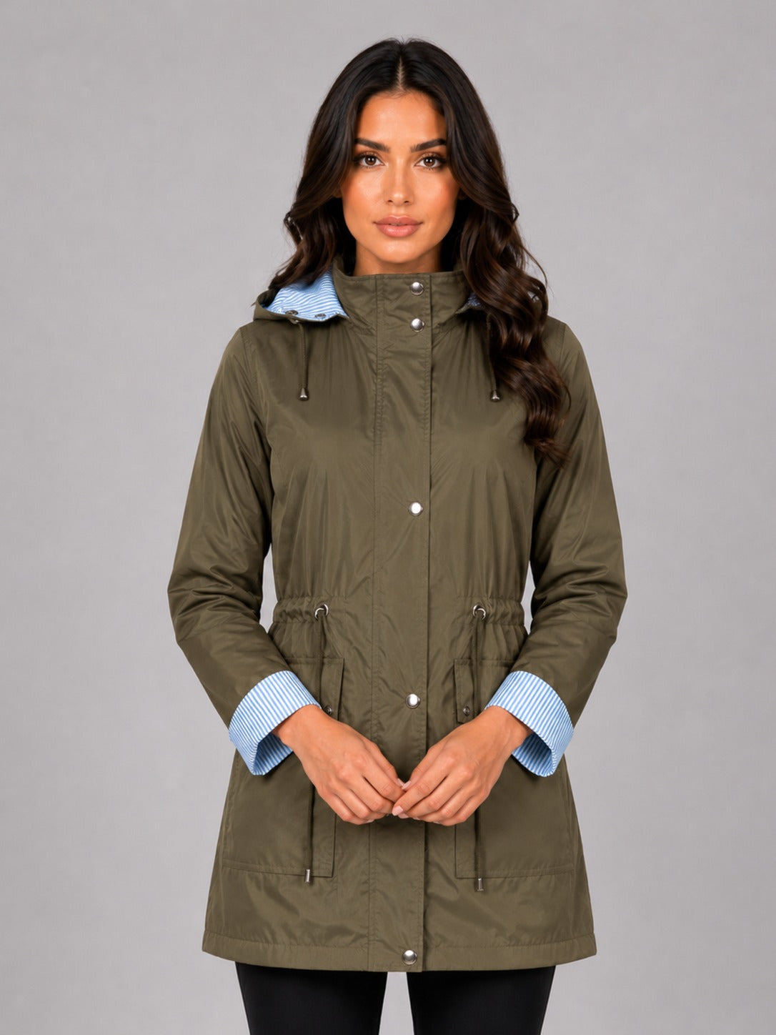 Olijfgroene regenjas met capuchon, taillekoord en gestreepte manchetten | Boutique Moda