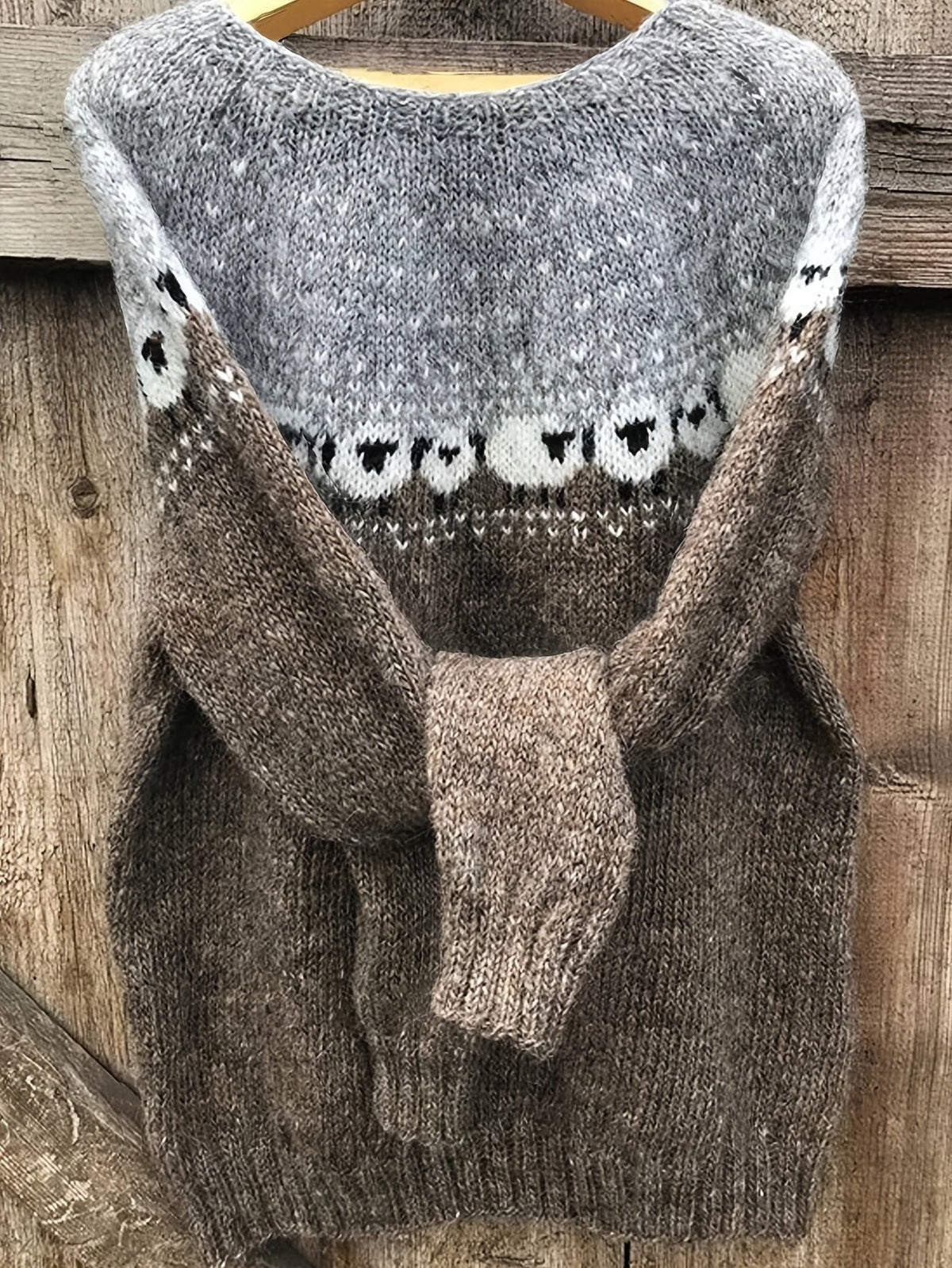 Grofgebreide trui in grijs en bruin met schapen op de pas, aan een hanger | Boutique Moda