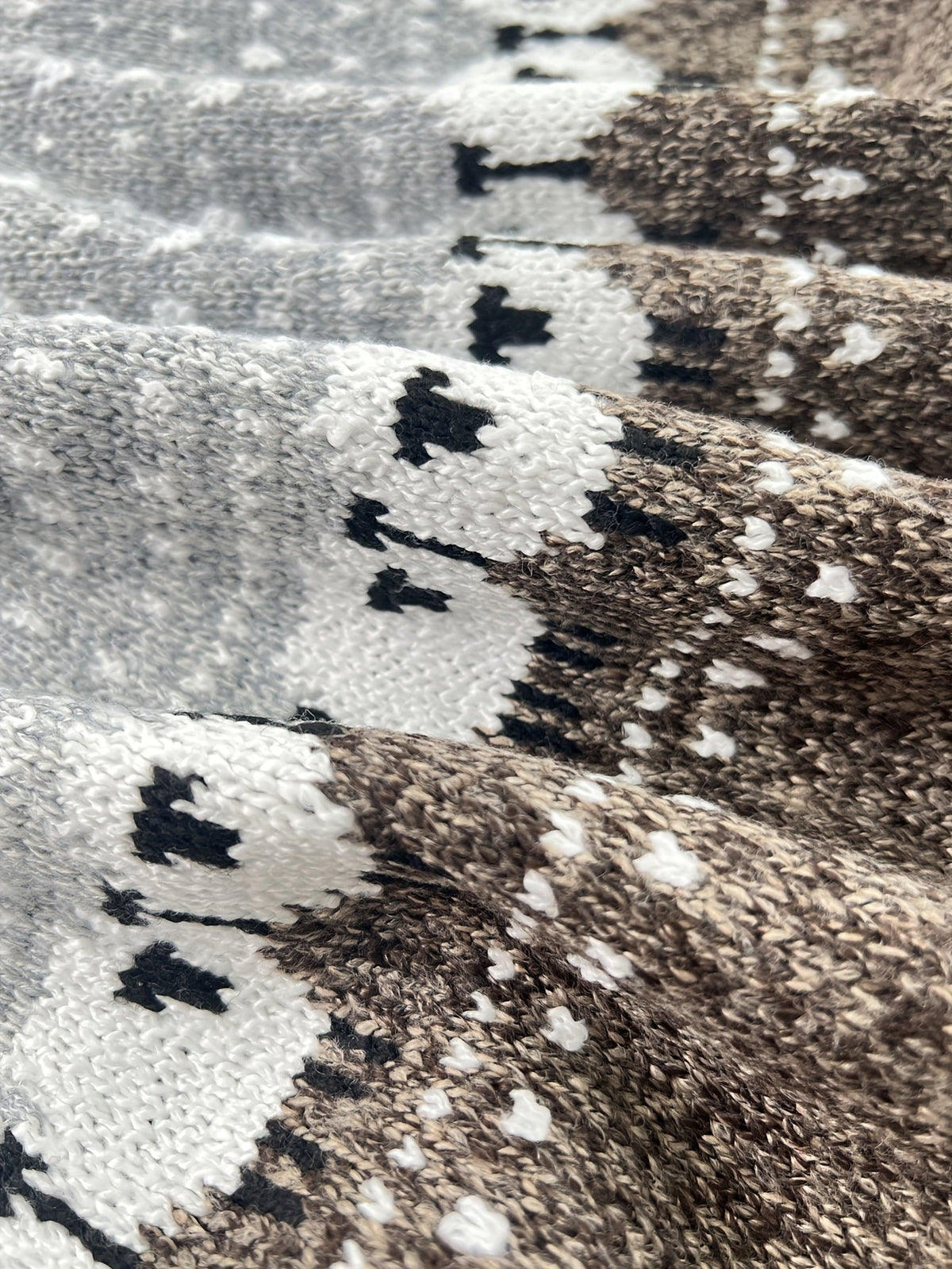 Close-up van de gebreide schapen en stipjes rond de grijze pas | Boutique Moda
