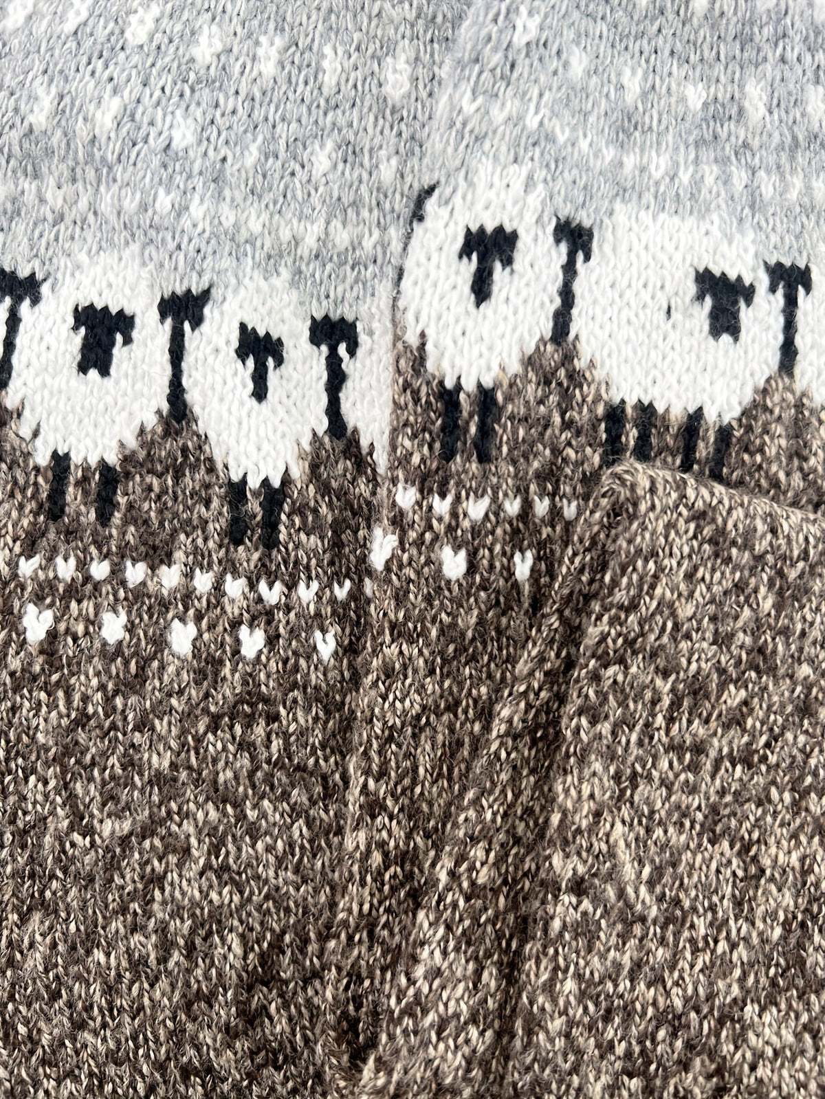 Close-up van de rij schapen boven het bruine breisel | Boutique Moda