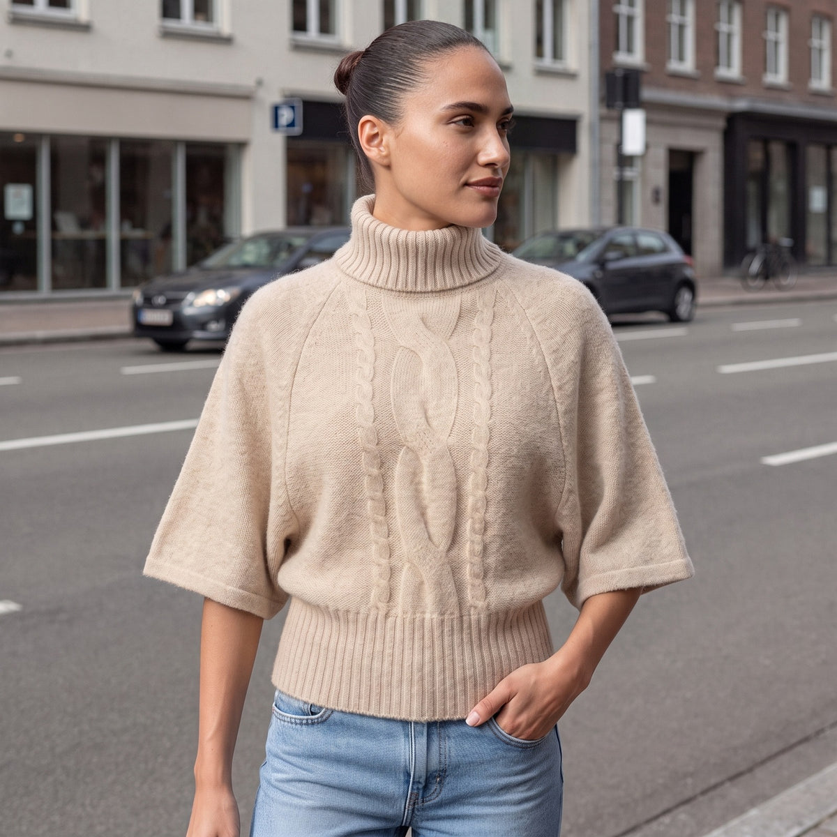 Vrouw in de havermoutkleurige coltrui in een Nederlandse straat | Boutique Moda