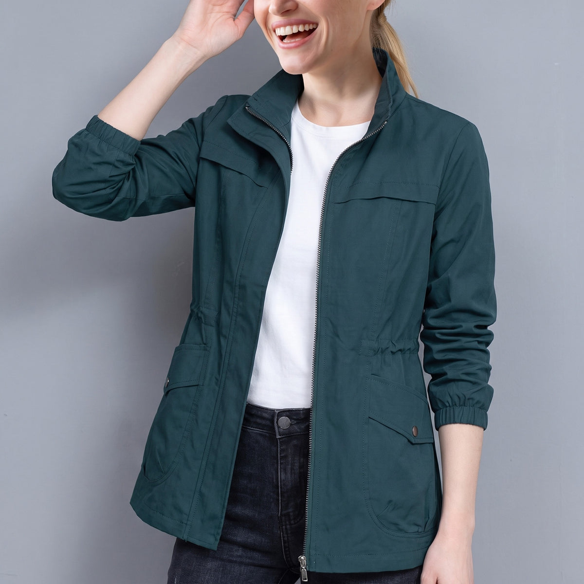 Vrouw in de lichte regenjas in petrol met opstaande kraag | Boutique Moda