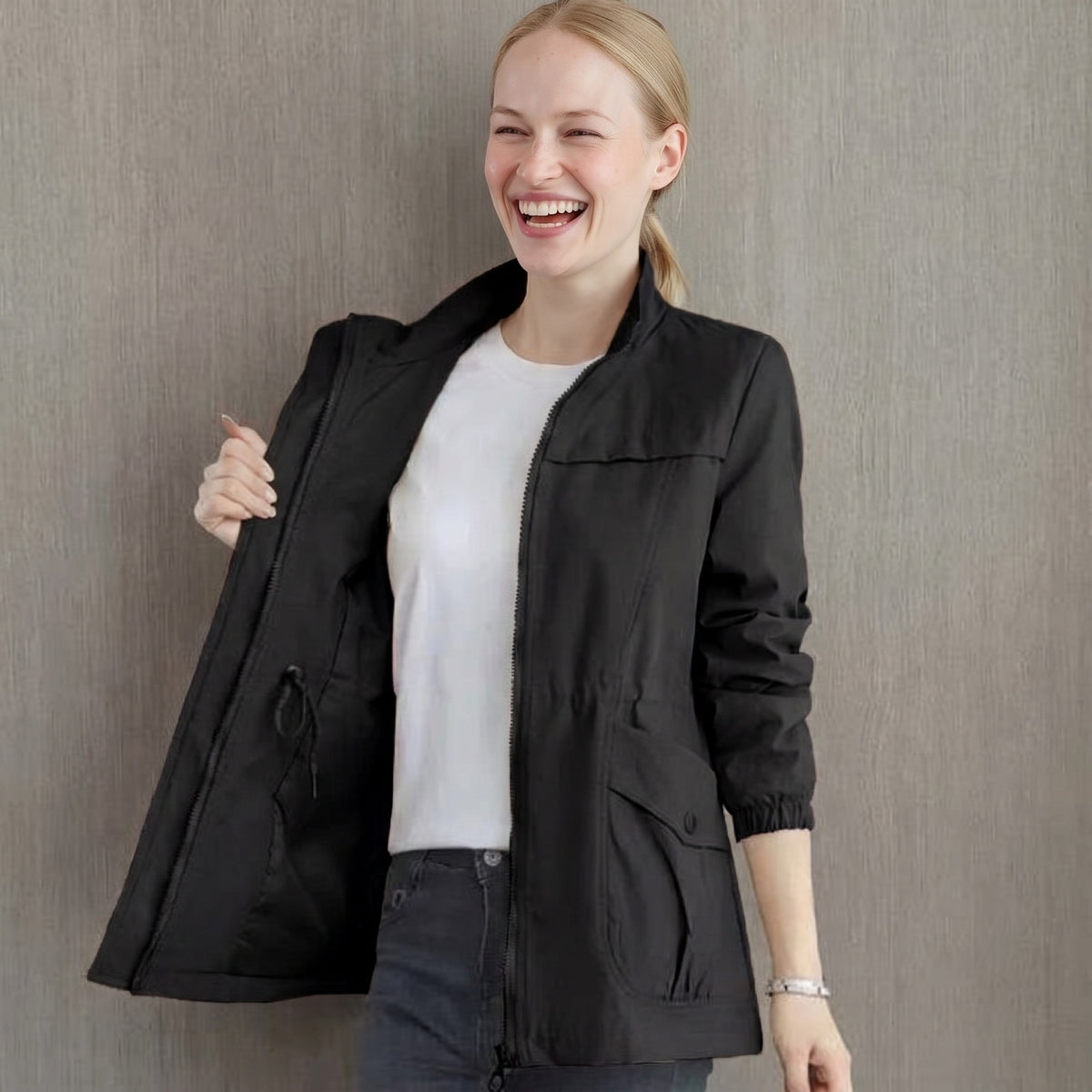 Vrouw in de lichte regenjas in zwart met opstaande kraag | Boutique Moda