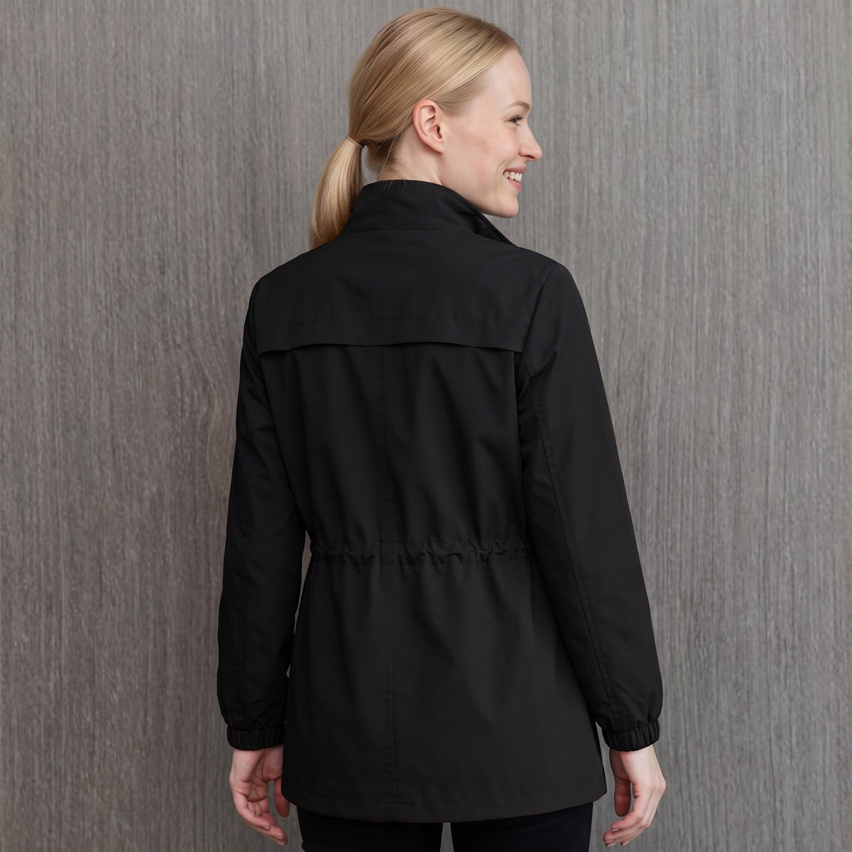 Achterkant van de zwarte regenjas met taillekoord | Boutique Moda