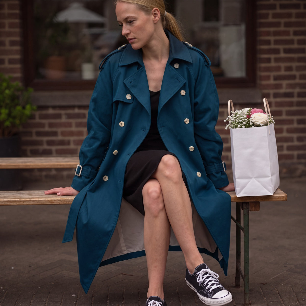 Marineblauwe trenchcoat, zittend | Boutique Moda