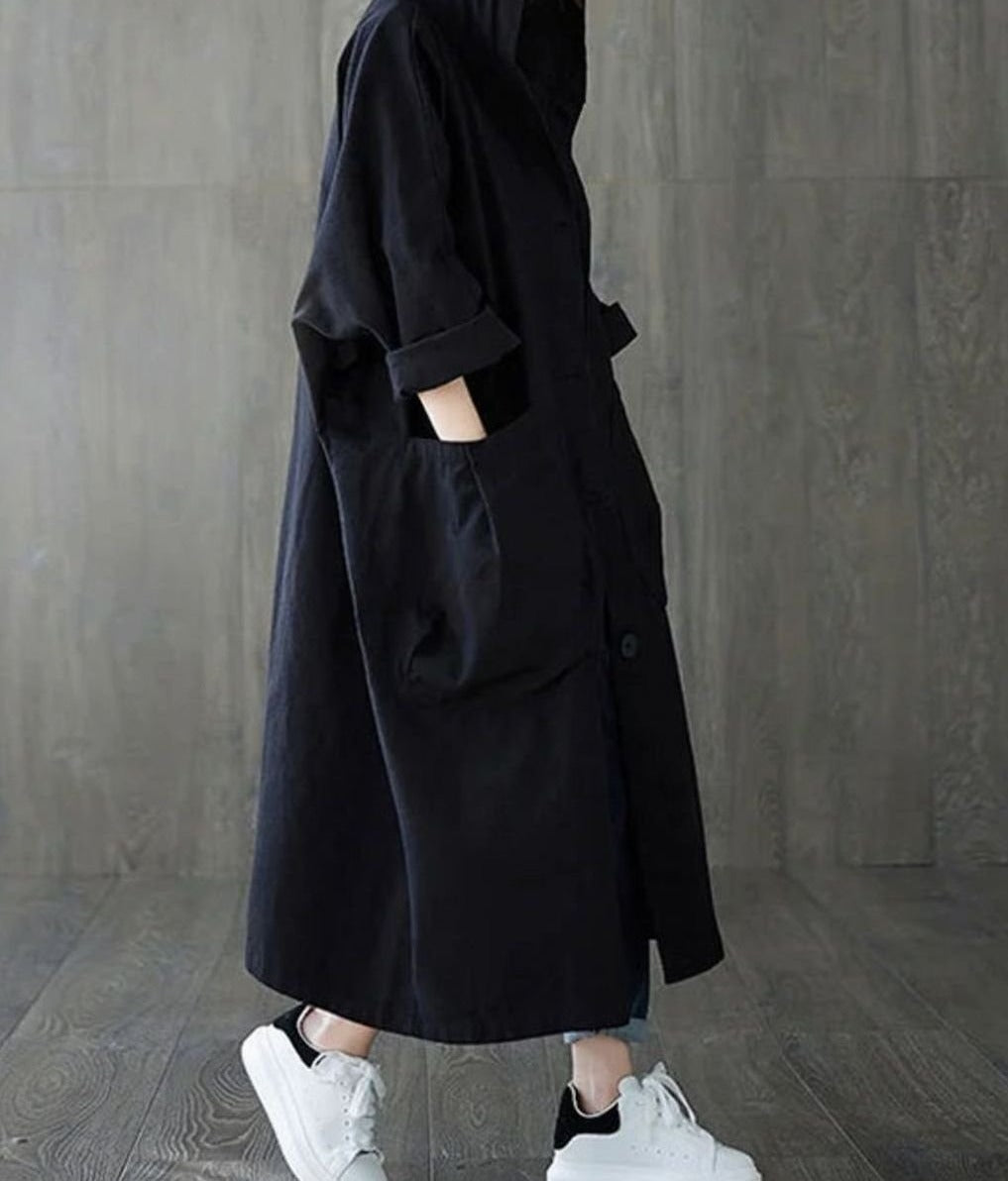 Achterkant van de zwarte oversized jas met de capuchon op | Boutique Moda
