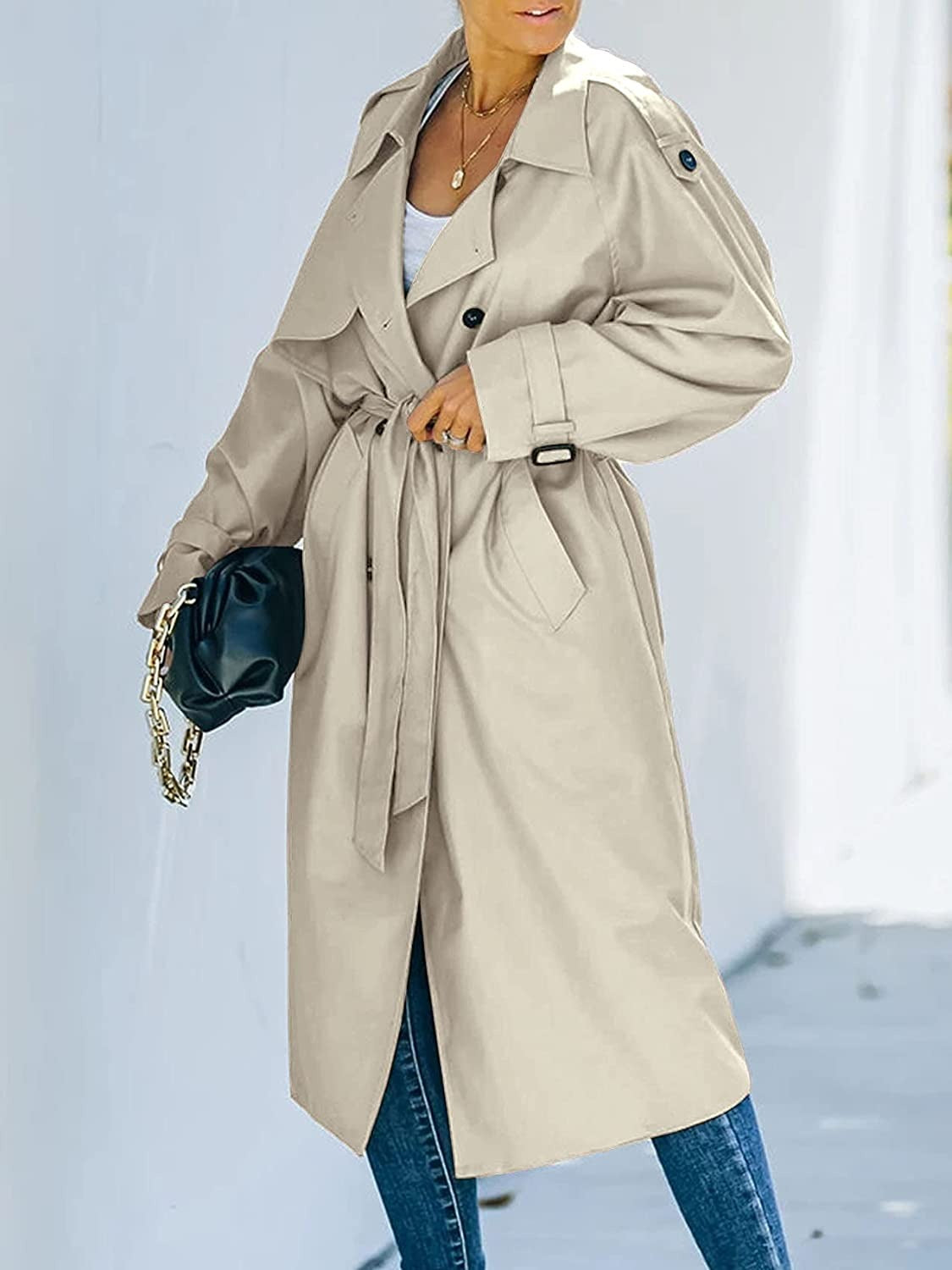 Khaki lange double-breasted trenchcoat met ceintuur, gedragen op een jeans | Boutique Moda