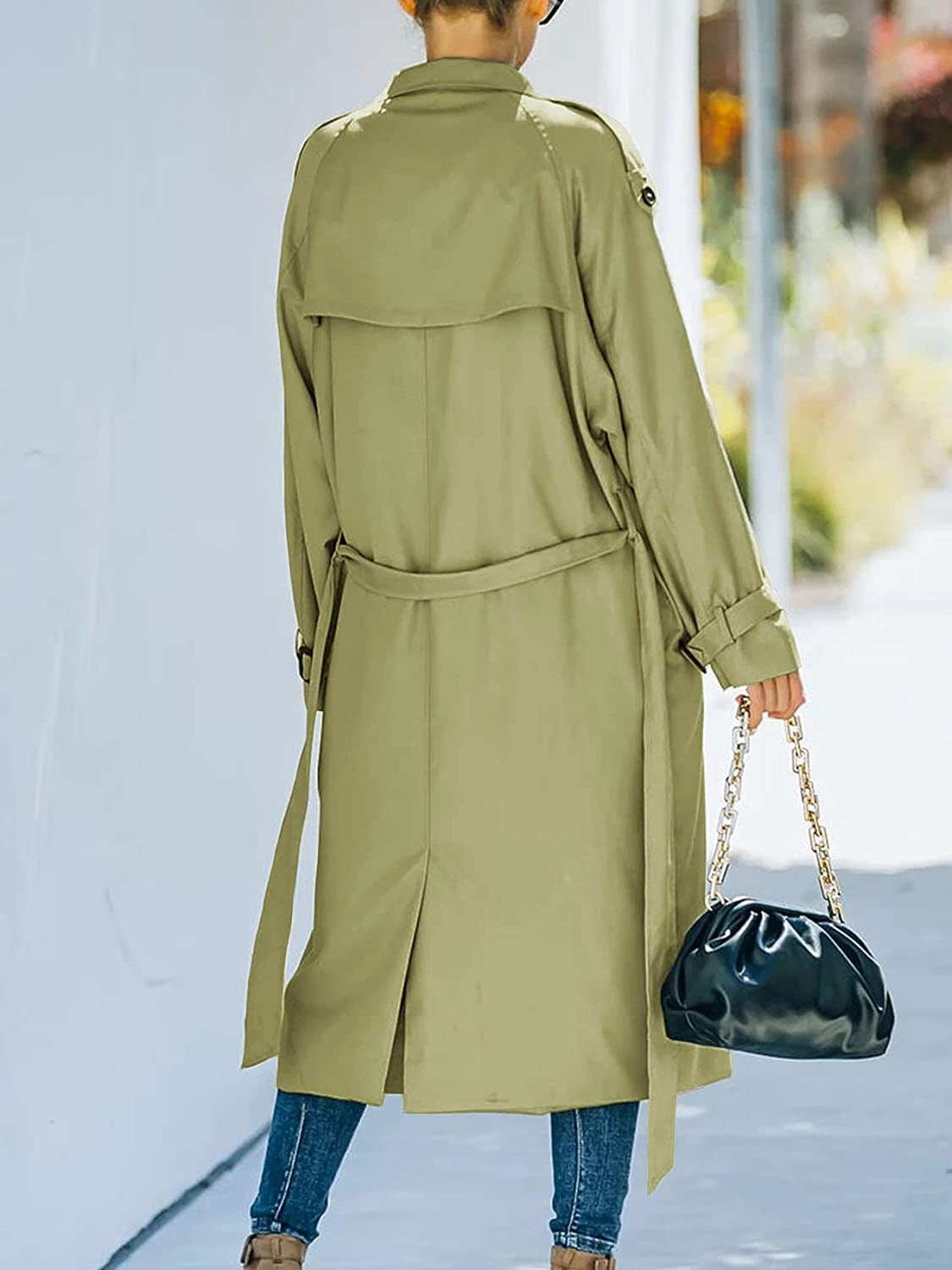 Achterkant van de legergroene trenchcoat met pas, ceintuur en split | Boutique Moda