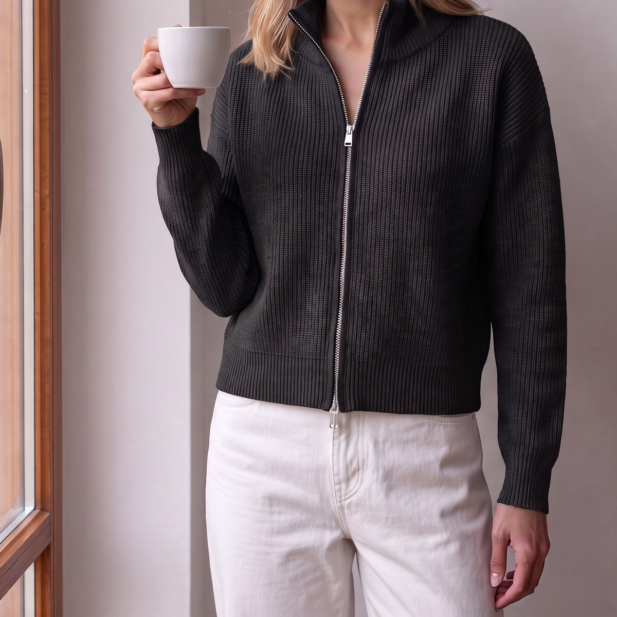 Ribgebreid vest in zwart met tweewegrits | Boutique Moda