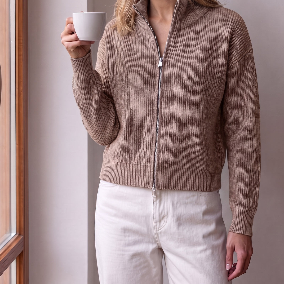 Ribgebreid vest in lichtbruin met tweewegrits | Boutique Moda