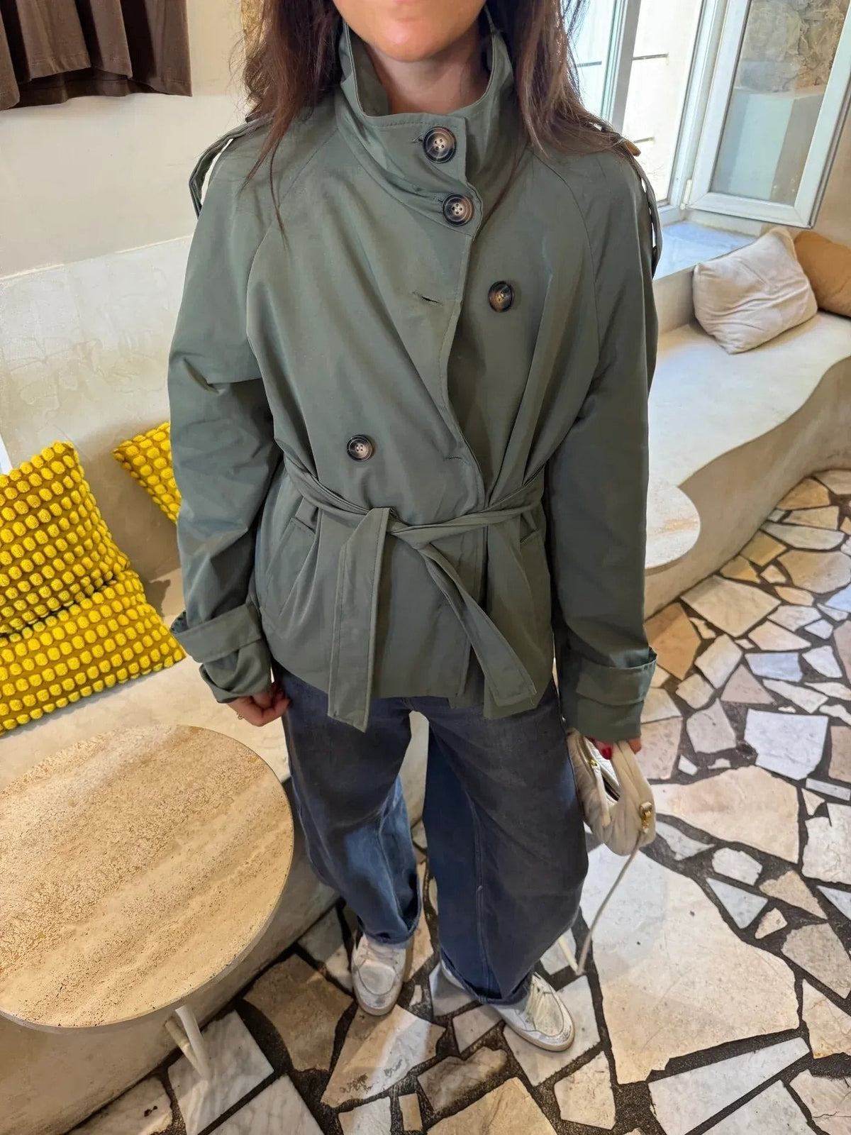 Korte trenchcoat in donkergroen met ceintuur en hoge kraag | Boutique Moda