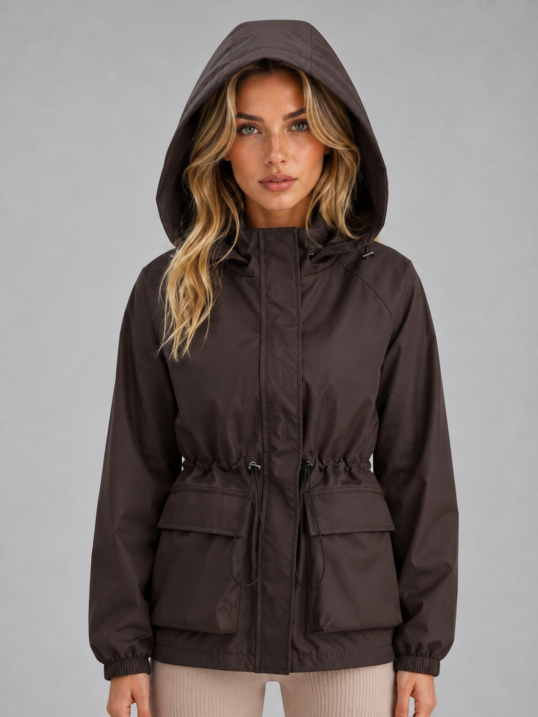 Bruine regenjas gedragen met de capuchon op | Boutique Moda