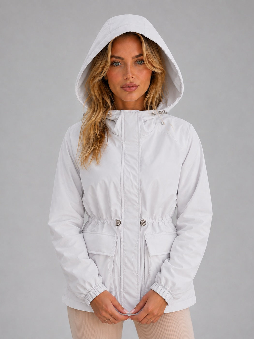 Witte korte regenjas gedragen met de capuchon op | Boutique Moda