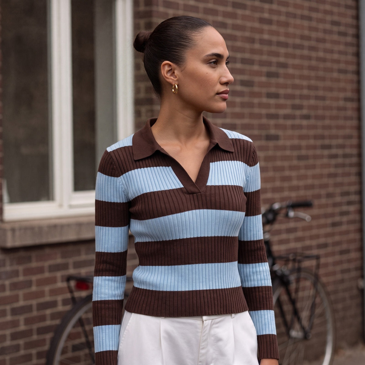 Vrouw in de gestreepte polotrui in bruin/lichtblauw | Boutique Moda