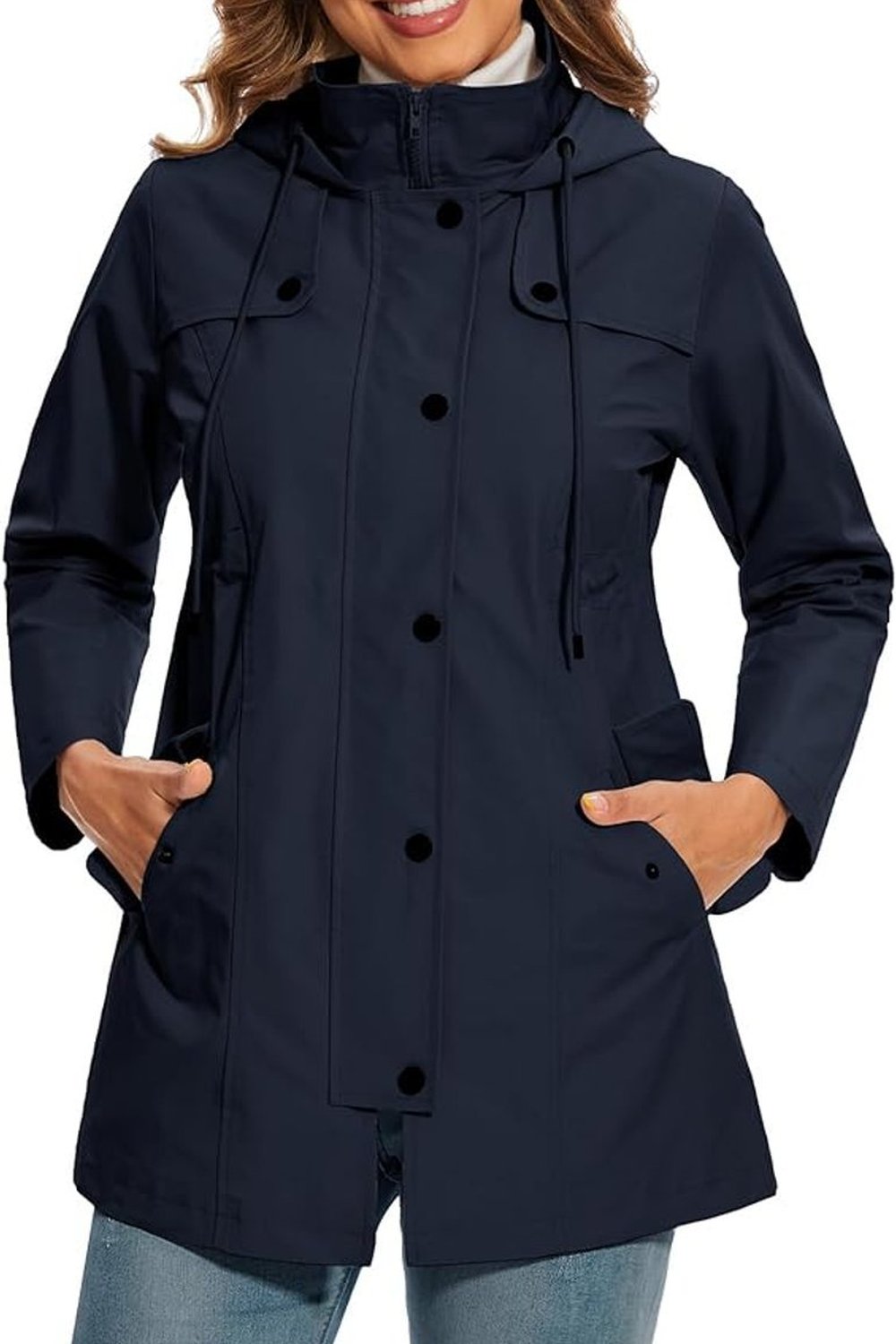 Marineblauwe regenjas met capuchon, gedragen